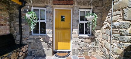 Frontview Cottage - Two Bedroom - Sleeps 6 Guests