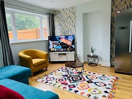 4 Bed House - Sleeps 9 - Garden - Parking - Wifi