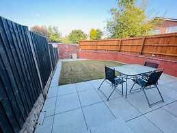 4 Bed House - Sleeps 9 - Garden - Parking - Wifi