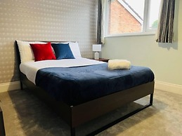 4 Bed House - Sleeps 9 - Garden - Parking - Wifi