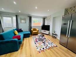 4 Bed House - Sleeps 9 - Garden - Parking - Wifi