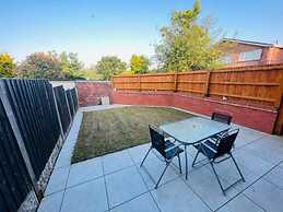 4 Bed House - Sleeps 9 - Garden - Parking - Wifi