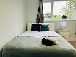 4 Bed House - Sleeps 9 - Garden - Parking - Wifi