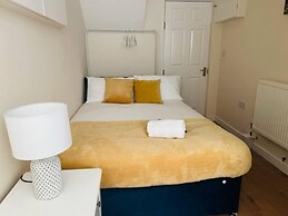 4 Bed House - Sleeps 9 - Garden - Parking - Wifi