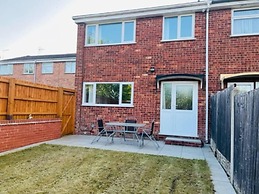 4 Bed House - Sleeps 9 - Garden - Parking - Wifi