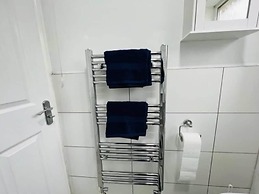 4 Bed House - Sleeps 9 - Garden - Parking - Wifi