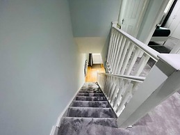 4 Bed House - Sleeps 9 - Garden - Parking - Wifi