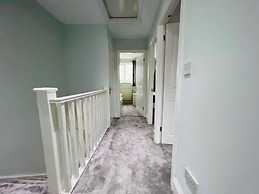 4 Bed House - Sleeps 9 - Garden - Parking - Wifi