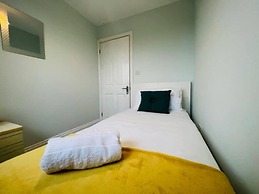4 Bed House - Sleeps 9 - Garden - Parking - Wifi
