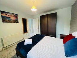 4 Bed House - Sleeps 9 - Garden - Parking - Wifi