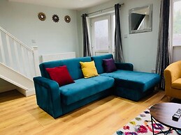 4 Bed House - Sleeps 9 - Garden - Parking - Wifi