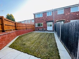 4 Bed House - Sleeps 9 - Garden - Parking - Wifi