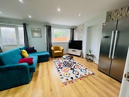 4 Bed House - Sleeps 9 - Garden - Parking - Wifi