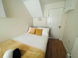 4 Bed House - Sleeps 9 - Garden - Parking - Wifi