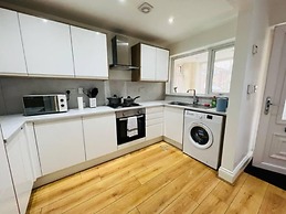 4 Bed House - Sleeps 9 - Garden - Parking - Wifi