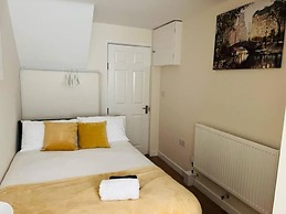 4 Bed House - Sleeps 9 - Garden - Parking - Wifi