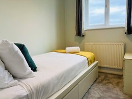 4 Bed House - Sleeps 9 - Garden - Parking - Wifi