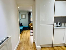 4 Bed House - Sleeps 9 - Garden - Parking - Wifi