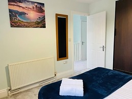 4 Bed House - Sleeps 9 - Garden - Parking - Wifi