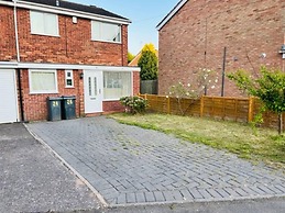 4 Bed House - Sleeps 9 - Garden - Parking - Wifi