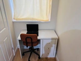 4 Bed House - Sleeps 9 - Garden - Parking - Wifi