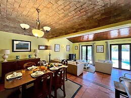 Vilamoura Traditional Villa With Pool