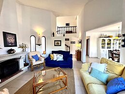 Vilamoura Classic Villa With Pool