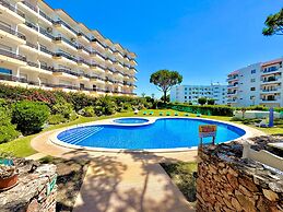 Vilamoura Palm Tree With Pool by Homing