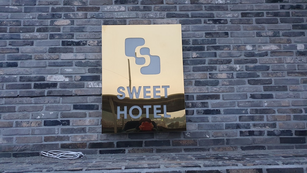 SWEET HOTEL