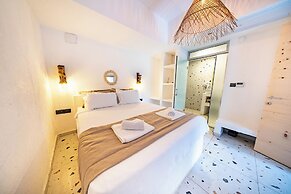 Thanos Hotel