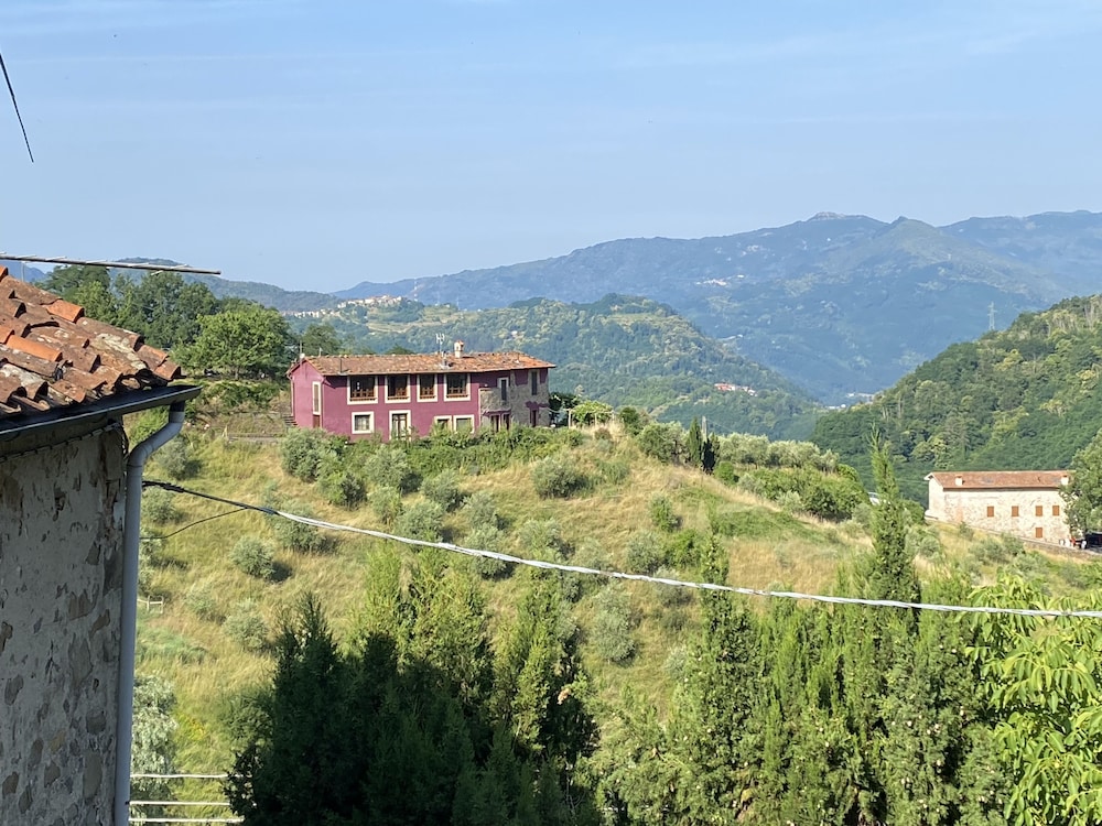 4-bed, Sleeps 8, Pets, Free Parking