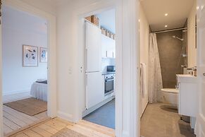Apartment Sleeps 2 With Free Parking