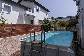 Spacious 4BD House w Pool in Hezliya