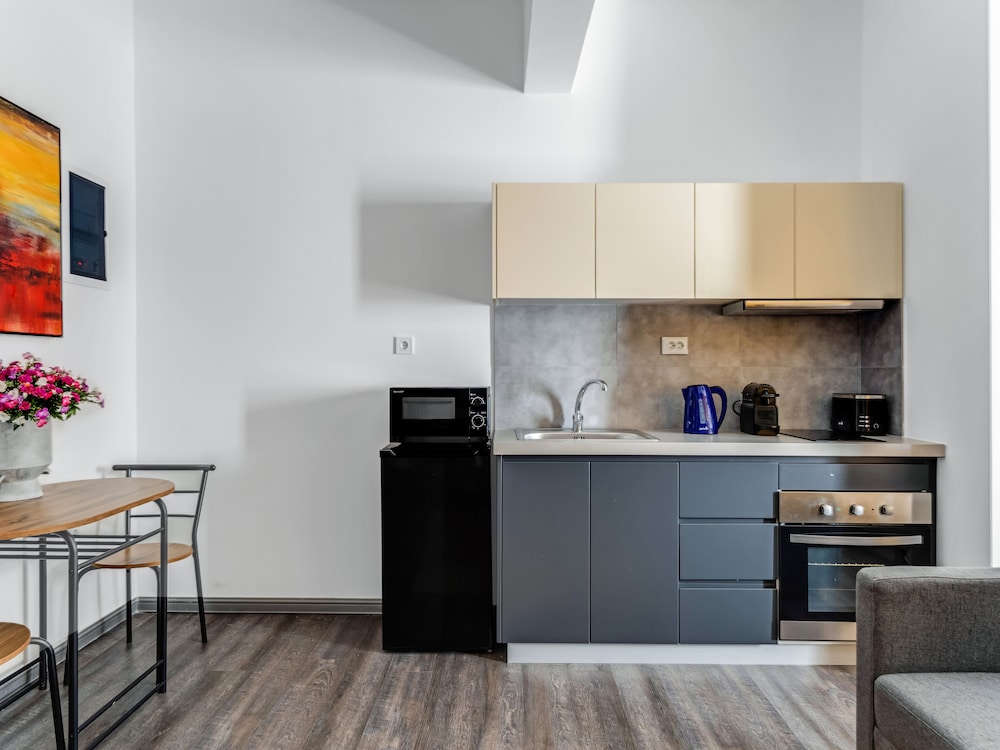 Sanders Center - Nice Studio Apt With Balcony