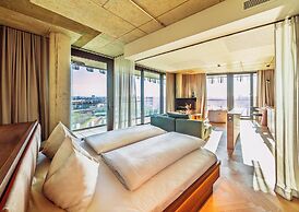 The Zipper Hotel & Apartments