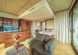 The Zipper Hotel & Apartments