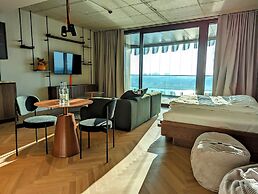 The Zipper Hotel & Apartments
