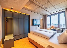 The Zipper Hotel & Apartments