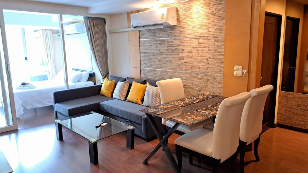 6D - 3 Bedroom Downtown Apartment With Shared Pool