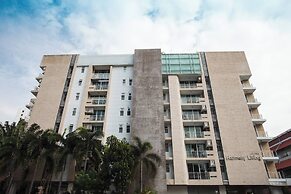 6D - 3 Bedroom Downtown Apartment With Shared Pool