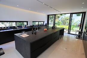 Luxurious Coastal Villa w Pool & Garden