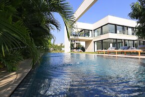 Luxurious Coastal Villa w Pool & Garden