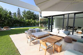 Luxurious Coastal Villa w Pool & Garden