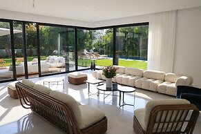 Luxurious Coastal Villa w Pool & Garden