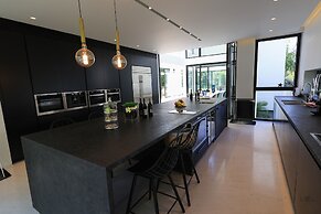 Luxurious Coastal Villa w Pool & Garden