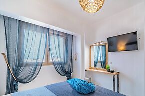 Napoleon Navy Suite 1bd 1ba