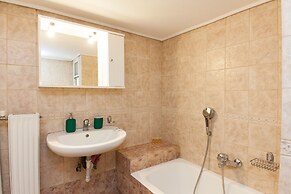 Luxury Pireas Stay New 2BR Urban Escape