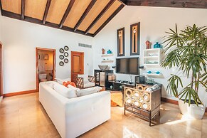 Penthouse w Jacuzzi and Ocean View Puerto Bahia