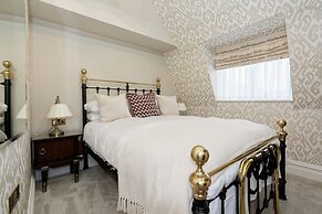 Old Town House by Ezestays