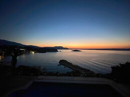 Luxury Seaview Apartment, 1min Walk From Beach!